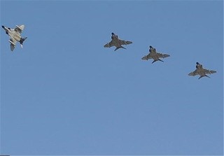 پرواز مقتدرانه "جنگنده های سوخو22" سپاه برفراز آب های خلیج فارس+تصاویر
