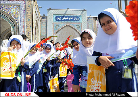 جشن شکوفه ها در حرم مطهر رضوی/گزارش تصویری