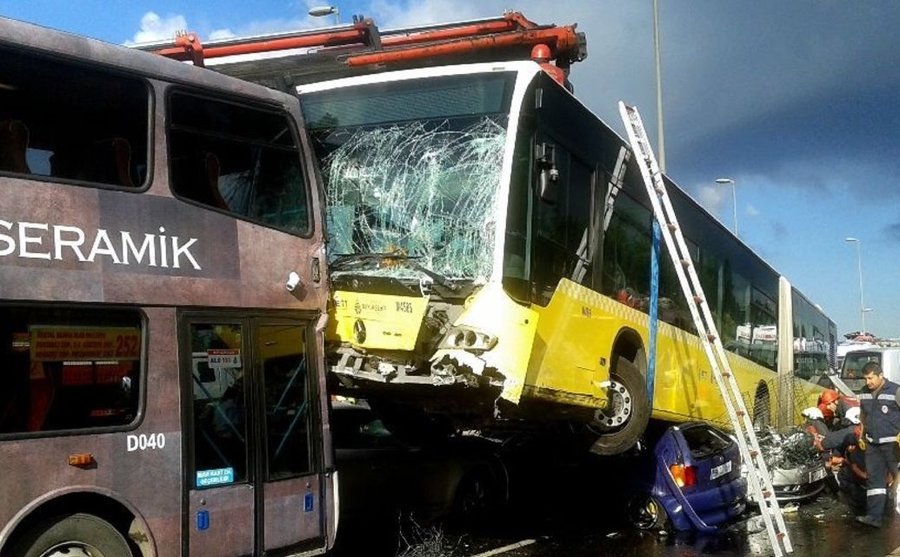 فیلم / تصادف شدید اتوبوس در استانبول به علت حمله یک مسافر به راننده