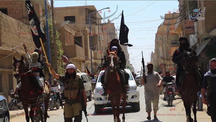 رژه نخستین آدم کش های دانشگاه داعش در سوریه+تصاویر