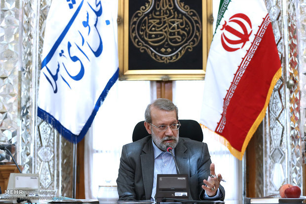 انتقاد لاریجانی از تعلل دولت در واگذاری طرح‌های عمرانی