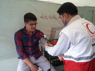 ویزیت رایگان دانش آموزان توسط داوطلبان هلال احمر شهرستان مهریز