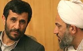 اگر جای احمدی نژاد بودم پای آقا را می‌بوسیدم