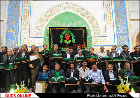 اهدای پرچم متبرک حرم امام رضا(ع) به هیئات مذهبی سراسر کشور/گزارش تصویری