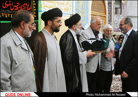 اهدای پرچم متبرک حرم امام رضا(ع) به هیئات مذهبی سراسر کشور/گزارش تصویری