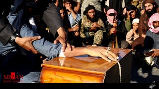داعش دست فردی را در حماه از بدنش جدا کرد+عکس