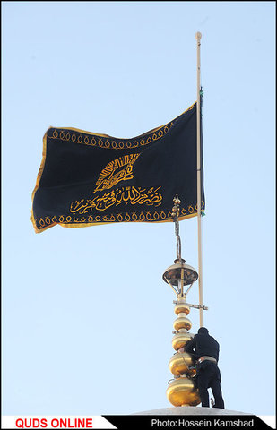 تعویض پرچم گنبد بارگاه ملکوتی حضرت رضا (ع)