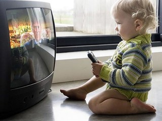 هشدار؛ کودک را پای تلویزیون رها نکنید!