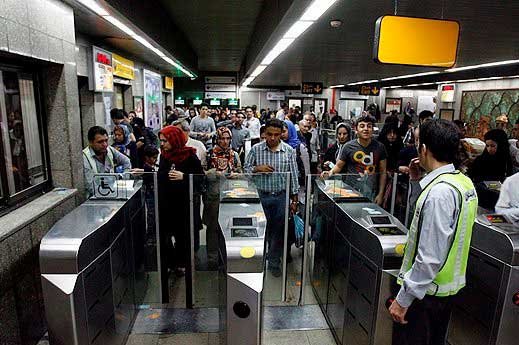 ازدحام جمعیت در ایستگاه های مترو/ مردم تحمل کنند، پول نیست!
