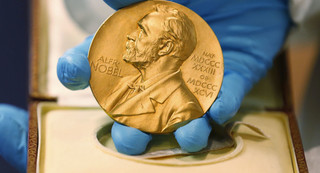 بخت بردن نوبل ادبی 2016 با کدام نویسنده است؟