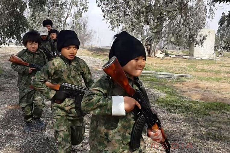 داعش کودکان موصلی را شستشوی مغزی می دهد
