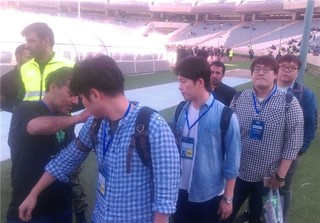 اقدام جالب خبرنگاران کره جنوبی در ورزشگاه آزادی + عکس