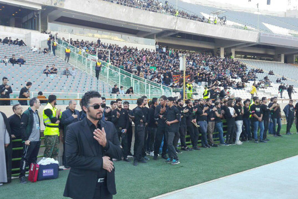 ورزشگاه آزادی شور حسینی گرفت/ سینه‌زنی هزاران نفری قبل از دیدار ایران - کره