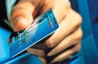 شهروند نقابی کارت های عابر بانک را به صاحبانش برگرداند