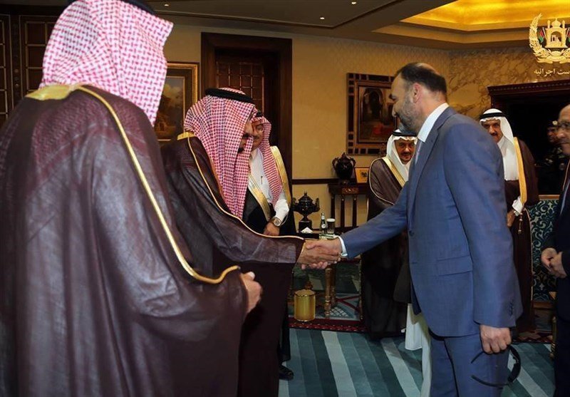 عدم رعایت عرف دیپلماتیک والی بلخ هنگام دست‌دادن به پادشاه عربستان + عکس