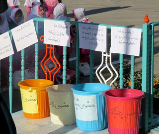 آموزش بازیافت و محیط زیست در مدارس شهر فرخشهر