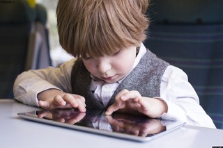 کودکان مجاز به چه میزان استفاده از تبلت و تلفن هوشمند هستند؟‎