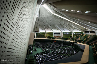 انتقاد نماینده ساری برای عدم حضور به موقع وزرا در صحن پارلمان