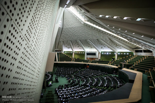 انتقاد نماینده ساری برای عدم حضور به موقع وزرا در صحن پارلمان
