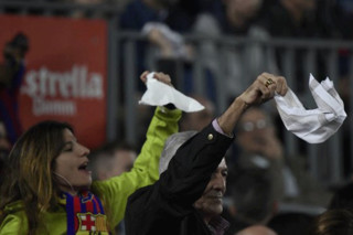 اعتراض گسترده هواداران بارسلونا به رئیس لالیگا + عکس
