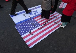 از «سلفی با وزیر جدید» تا آتش زدن پرچم «آمریکا و اسرائیل»