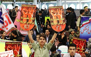 راهپیمایی ۱۳ آبان همزمان با سراسر کشور با حضور دانش آموزان،دانشجویان و دیگر اقشار مردم در ۵۰ نقطه استان مرکزی برگزار شد