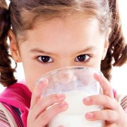 راه کارههایی برای تشویق کودک به خوردن شیر
