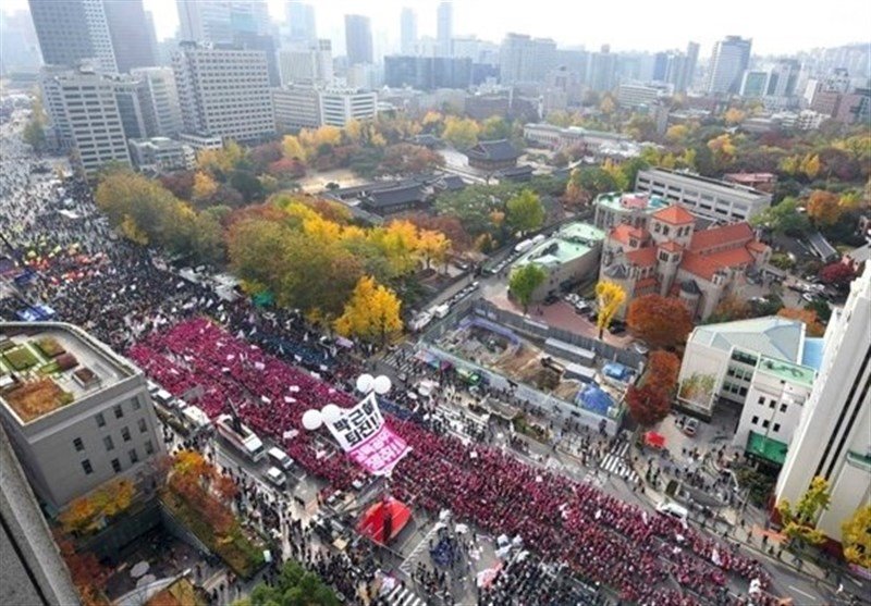 اعتراض مردمی گسترده به رئیس جمهور کره جنوبی + تصاویر