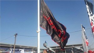 در آئینی با حضور استاندار خوزستان پرچم ۴۰ مترمربعی 'یا حسین' در مرز شلمچه برافراشته شد
