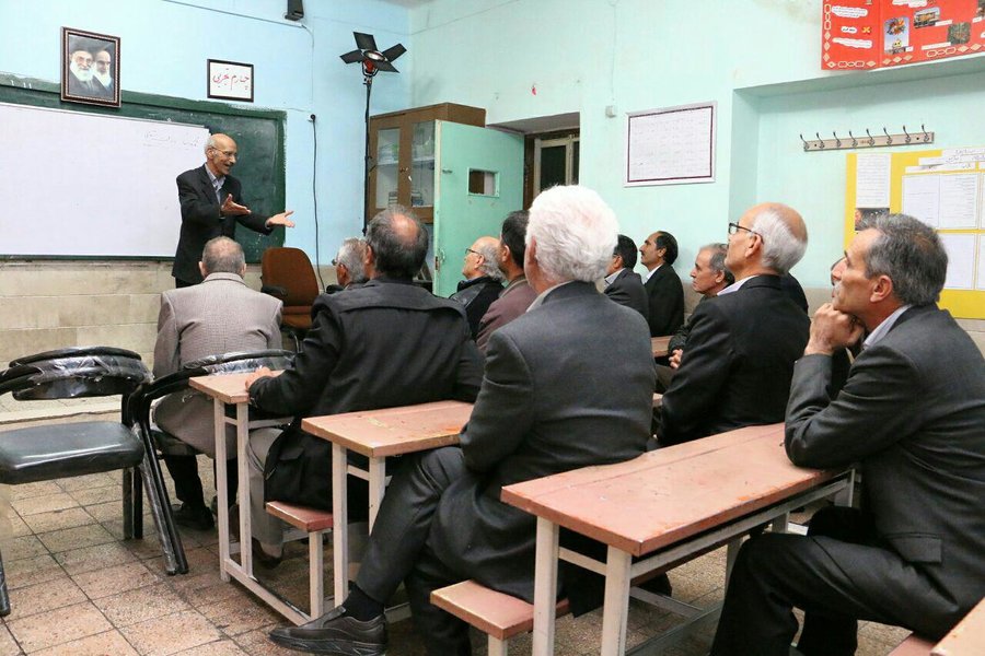 پشت نیمکت‌های مدرسه با روایتی از ۴۲ سال گذشته 