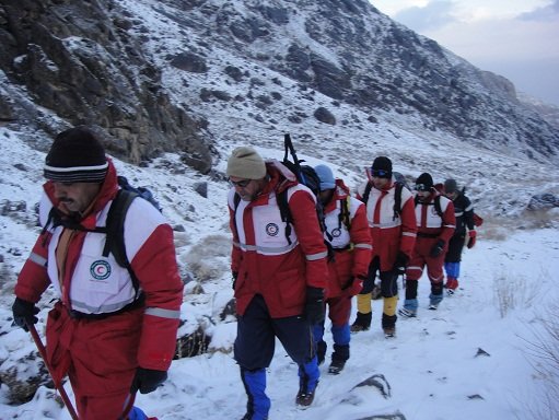 تلاش برای نجات کوهنوردان گرفتار شده در غار مغان ادامه دارد 