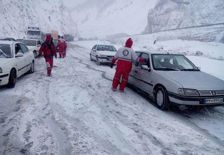 محور کوهستانی شهرکرد-کوهرنگ مسدود شد/برف ارتباط ۱۰ روستا را قطع کرد