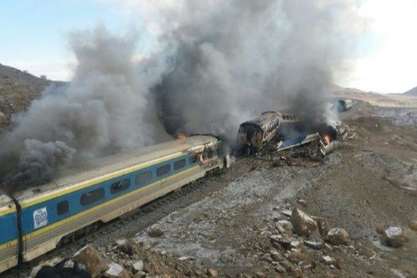 علت حادثه برخورد قطار های مسافربری در دست بررسی/مسیر ریلی دامغان مسدود شد
