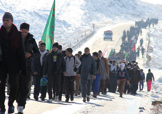 زائران پیاده در مسیر مشهد مقدس با کمبود دارو و مواد غذایی مواجه هستند