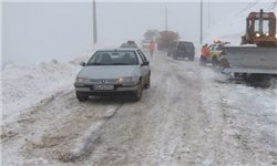 رهاسازی ۳۰ دستگاه خودروی سنگین در برف مانده در محورهای تایباد