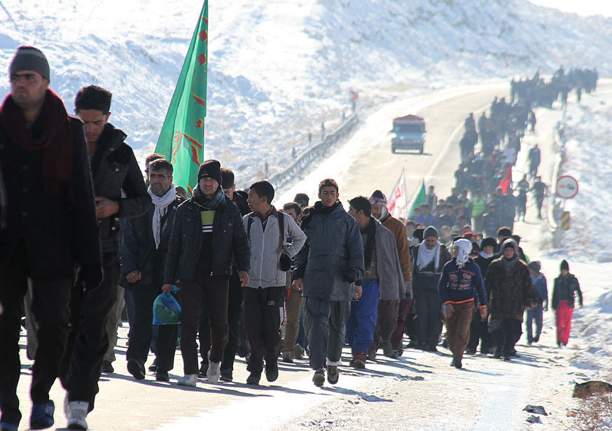 زائران پیاده در مسیر مشهد مقدس با کمبود دارو و مواد غذایی مواجه هستند