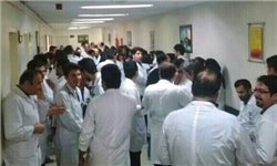 اعتراض گسترده رزیدنت‌های بیمارستان‌های دولتی تهران/ معوقات دولت به پرسنل بیمارستان‌ها دردسرساز شد