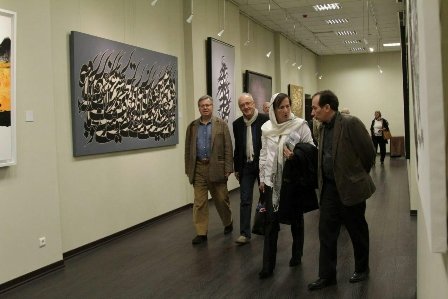 خبرنگاران فرانسوی از نمایشگاه آثار هنری «نگار مکتب خانه» دیدن کردند