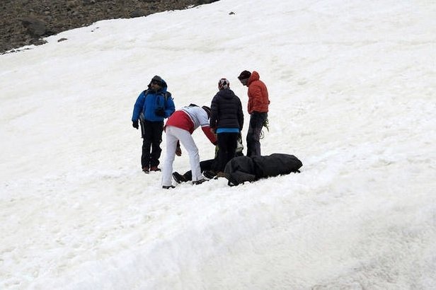 تلاش برای نجات ۳ کوهنورد گرفتار در کوه های بینالود ادامه دارد