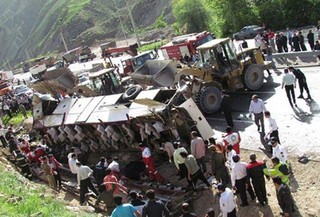 واژگونی اتوبوس مسافربری در محور نی ریز-کرمان ۱۸ مجروح بر جای گذاشت