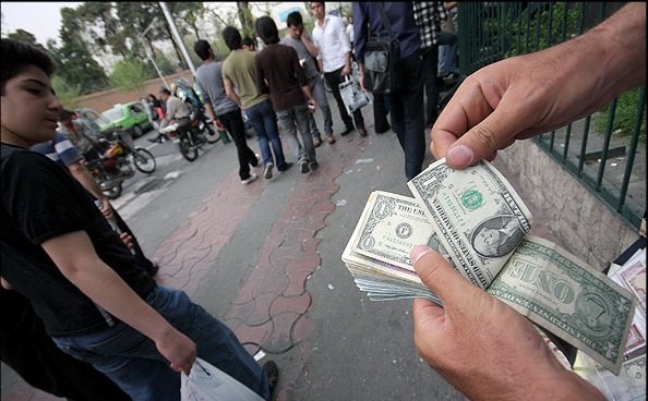 سود نجومی گرانی دلار در جیب «وحید.م» و «محمد.س» ۲ دلال بزرگ؛ خریداران خرد متضرر شدند
