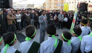 ۱۳۷۵ دانش آموز مشهدی سرود انقلاب سردادند
