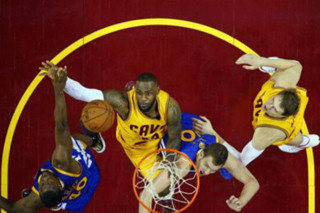 پیروزی شیرین کلیولند مقابل گلدن استیت/ یاران لبرون جیمز خاطره فینال را تکرار کردند