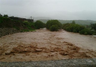 سیلاب جاده روستای چهار باغ نیشابور را مسدود کرد