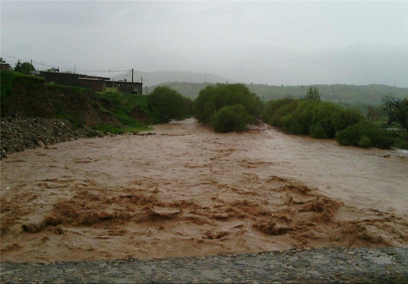 سیلاب جاده روستای چهار باغ نیشابور را مسدود کرد