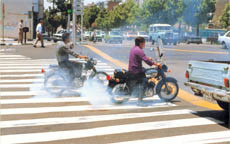 دعوا بین شماره گذاری موتورسیکلت های کاربراتوری/ پلیس مخالف، دولت موافق