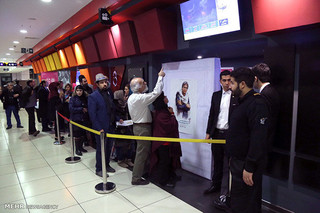 بیش از ۷۷ میلیون ایرانی در سال ۶۴ به سینما رفتند/فروش ۵۶۲ میلیونی
