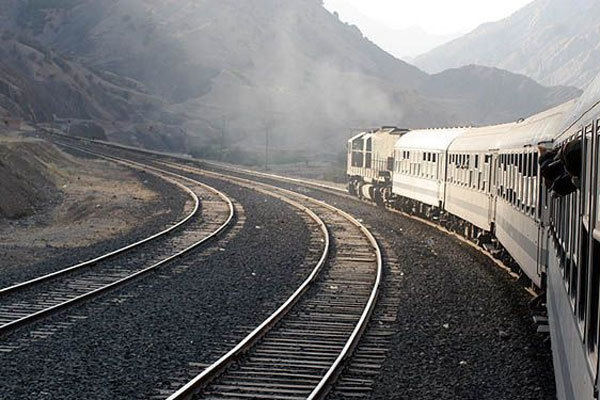 نخستین قطار گردشگران خارجی در سال جدید از ترکمنستان وارد مشهد شد