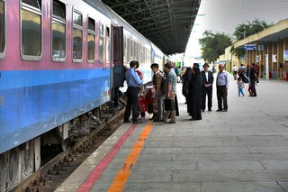مسافران قطار مشهد- شیراز به سلامت رسیدند/آتش به واگن های مسافری سرایت نکرد