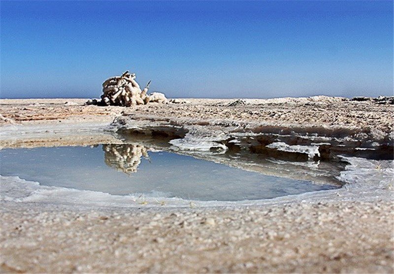 برداشت بی‌رویه نمک از دریاچه ارومیه نگران کننده است

